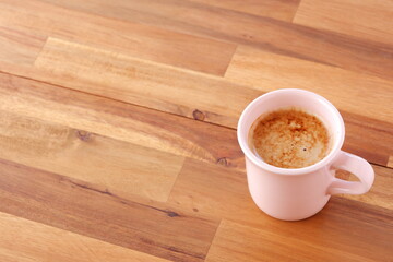 ミルクをたっぷり入れたコーヒー、カフェ・ラテを淹れて、のんびりくつろいでいるイメージ
