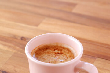 ミルクをたっぷり入れたコーヒー、カフェ・ラテを淹れて、のんびりくつろいでいるイメージ
