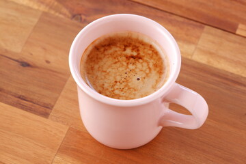 ミルクをたっぷり入れたコーヒー、カフェ・ラテを淹れて、のんびりくつろいでいるイメージ
