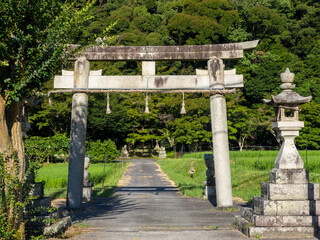 田園地帯に祀られた猪名川町の春日神社