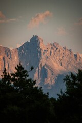 Naklejka premium Golden Sunset Over Serene Mountain Landscape