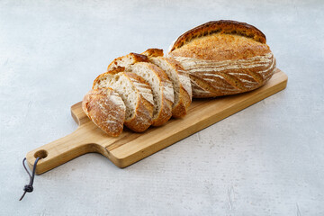 カットされてカッティングボードに置かれたパン