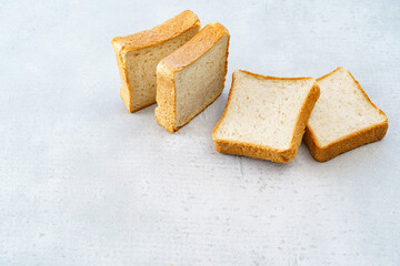 テーブルに置かれた全粒粉入り食パン