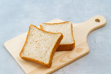 テーブルに置かれた全粒粉入り食パン