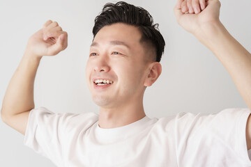 深呼吸をする男性
