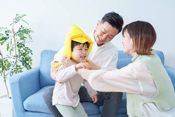 防災頭巾をかぶる子供