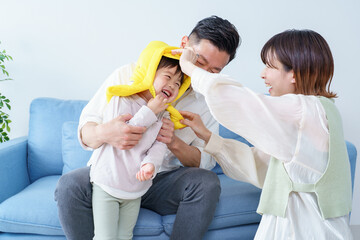防災頭巾をかぶる子供
