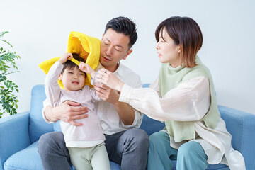防災頭巾をかぶる子供