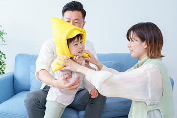 防災頭巾をかぶる子供