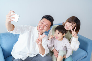 スマートフォンで自撮りをする親子