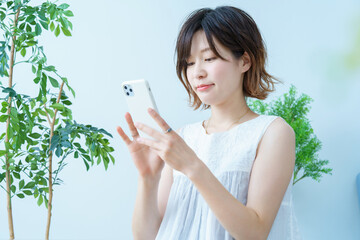 スマートフォンを操作する女性