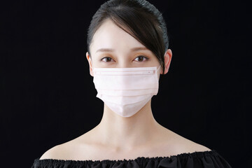 肌色に近い色のマスクを着ける女性