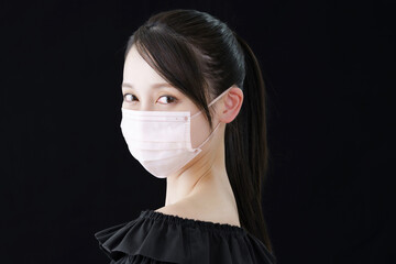 肌色に近い色のマスクを着ける女性