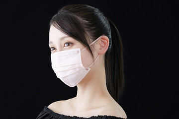 肌色に近い色のマスクを着ける女性