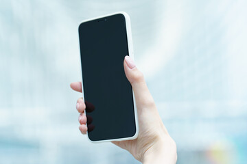 スマートフォンを操作するビジネスウーマン