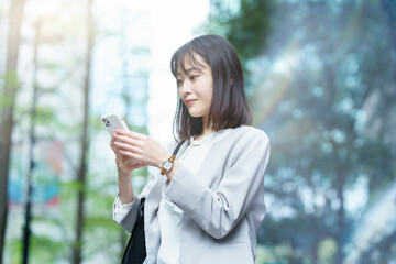 スマートフォンを操作するビジネスウーマン