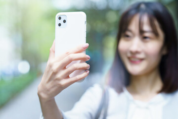 スマートフォンを操作するビジネスウーマン