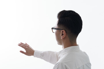 空間に触れる男性