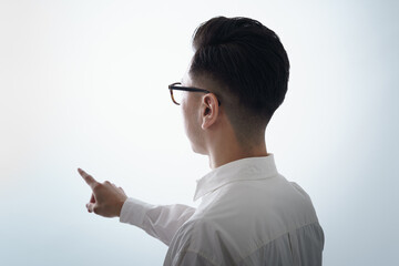 空間に触れる男性