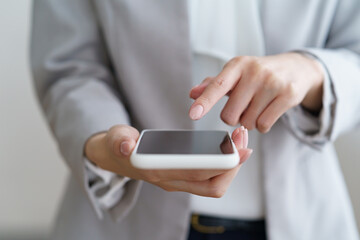 スマートフォンを手にする女性