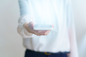 スマートフォンを手にする女性