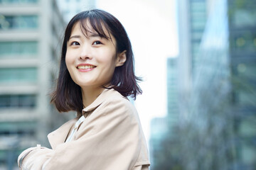ビジネス街を歩く女性