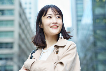 ビジネス街を歩く女性