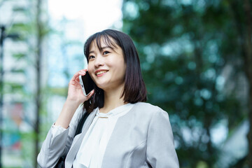 スマートフォンで電話する女性