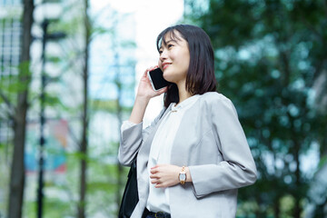 スマートフォンで電話する女性