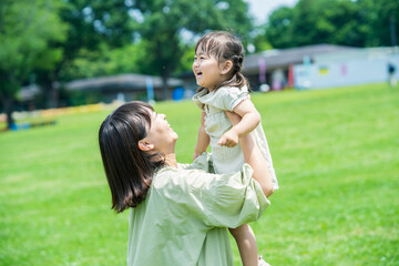 公園でハグする親子