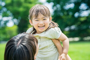 公園でハグする親子