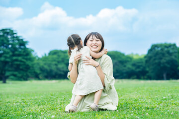 公園でハグする親子
