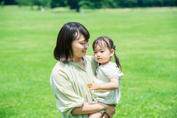 公園でハグする親子