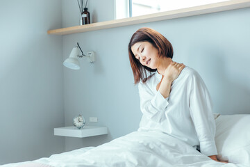 首のストレッチをする女性