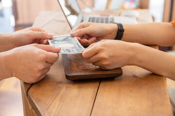 お会計する手元・アップ