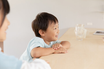笑顔の男の子（横顔）・profile