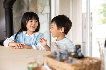 Fototapeta premium 会話をする子供・conversation