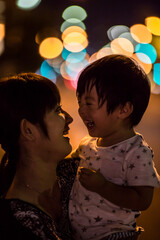 夜の街で見つめ合う親子