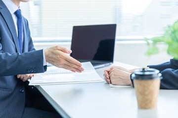 打ち合わせをするビジネスマン