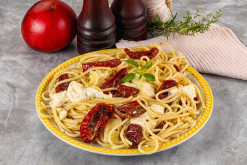 Italian spaghetti with stracciatella and tomato