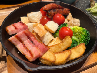 彩り豊かなフォンデュ用の肉と野菜の盛り合わせ