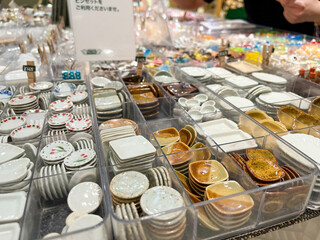 ドールハウス用ミニチュア食器の陳列