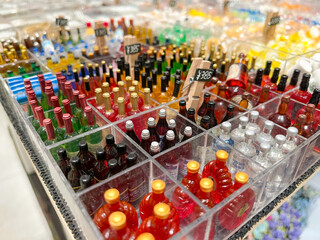 ミニチュアの酒瓶やドリンクボトルのディスプレイ