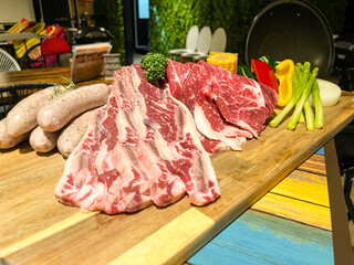 バーベキュー用の肉と野菜の盛り合わせアップ写真