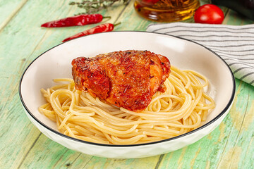 Pasta spaghetti with chicken thighs
