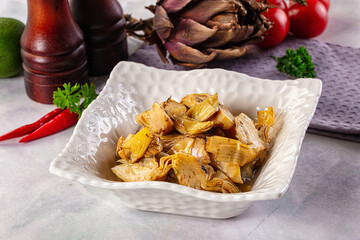 Marinated organic artichole with oil