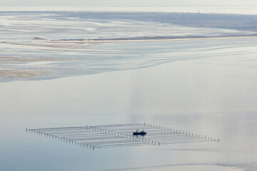 Luftbild des Wattenmeer vor Sylt mit Fischerbboot und Reusen