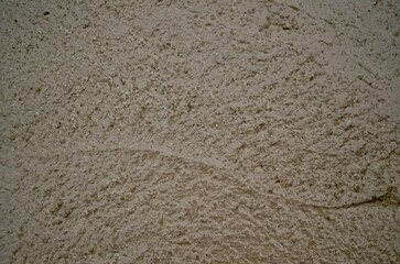 오래되어 흰색 유광 페인트가 벗겨진 콘크리트 벽체