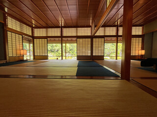 伝統的な和室から眺める日本庭園の静寂な風景