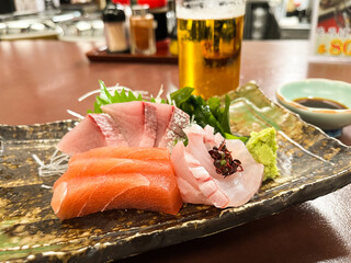 居酒屋で味わう新鮮な刺身と冷えた生ビール